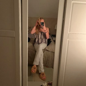 Low waist jeans - Ett par low waist jeans från weekday! Super snygga och är ljus grå! Näst intill använda ❤️