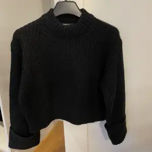 Stickad tröja från ginatricot i storlek xs men funkar även på de som bär storlek s, det är bara att skriva om ni vill ha fler bilder på den!🤍