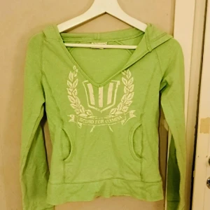 Grön Hoodie Marwin sports XS - Tröja i använt skick, det vita mönstret börjar falla bort lite. Annars inga skavanker. Marwin sports XS. Kan mötas upp i Stockholm samt skicka. 