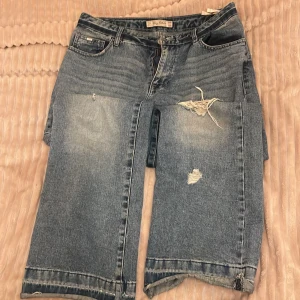 low waist baggy jeans - Par vintage low waist baggy jeans. Storleken är 40 men passar även 38 om man vill att den ska vara lite mer low waisted. 