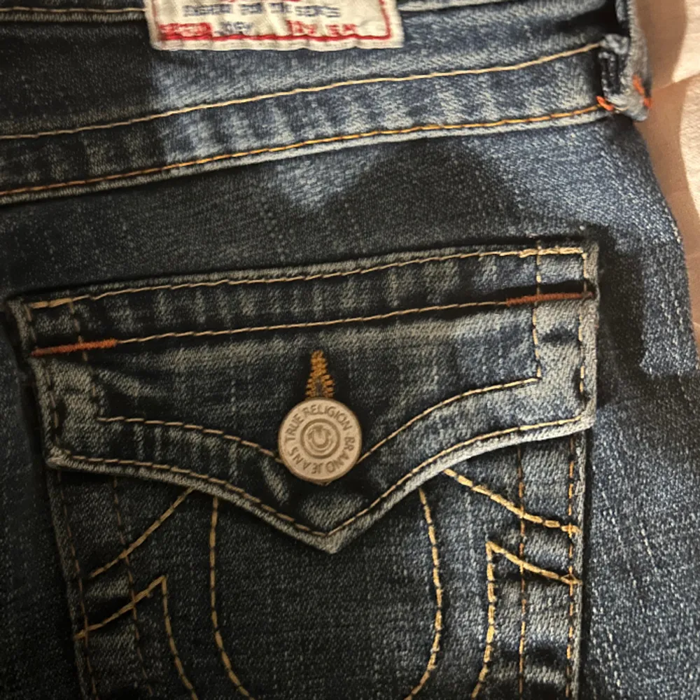 Säljer ett par oanvända true religon jeans, säljer pga av att dom är för små. Storlek 26 i midjan och passat mig som är 163 i benen. Pris kan diskuteras. (första bild är lånad då mina jeans inte passar mig) har dubbelkollat så att de är samma jeans💘💘. Jeans & Byxor.