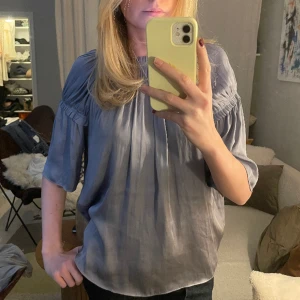 Blus - Blå satinblus💙