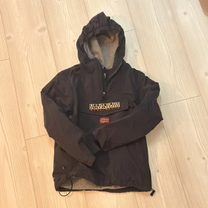 Napapijri - Napapijri anorak i färgen marinblå. Insidan är flis Storlek 152