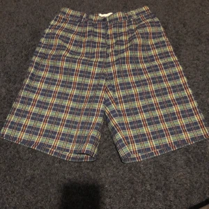 Rutiga shorts  - Färgglada rutiga shorts, knappt använda, tunt men hållbart (inte genomskinligt) tyg. Små i storleken!