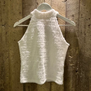 Nelly topp s 🤍 - Världens finaste topp från Nelly i storlek s. Säljer då jag har många liknande toppar. Skick 10/10! 🤍 försten till kvarn. Slutsåld online atm!!