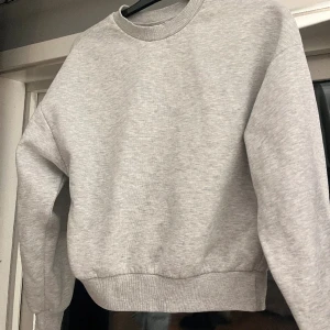 Tröja - Super mysig och fin basic tröja från Gina! Så mysig nu inför vintern! Säljer den för 150kr nypris 260kr❣️ storlek Xs men jag som oftast bär S så sitter den super bra för mig med