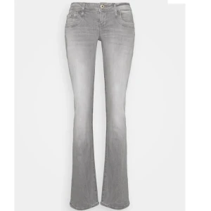 Lågmidjade LTB jesns - Säljer dessa populära lågmidjade jeans från LTB. Använda 2 gånger. Storlek 28/32, sitter bra på mig som är 172. Nypris 829kr och slutsålda.
