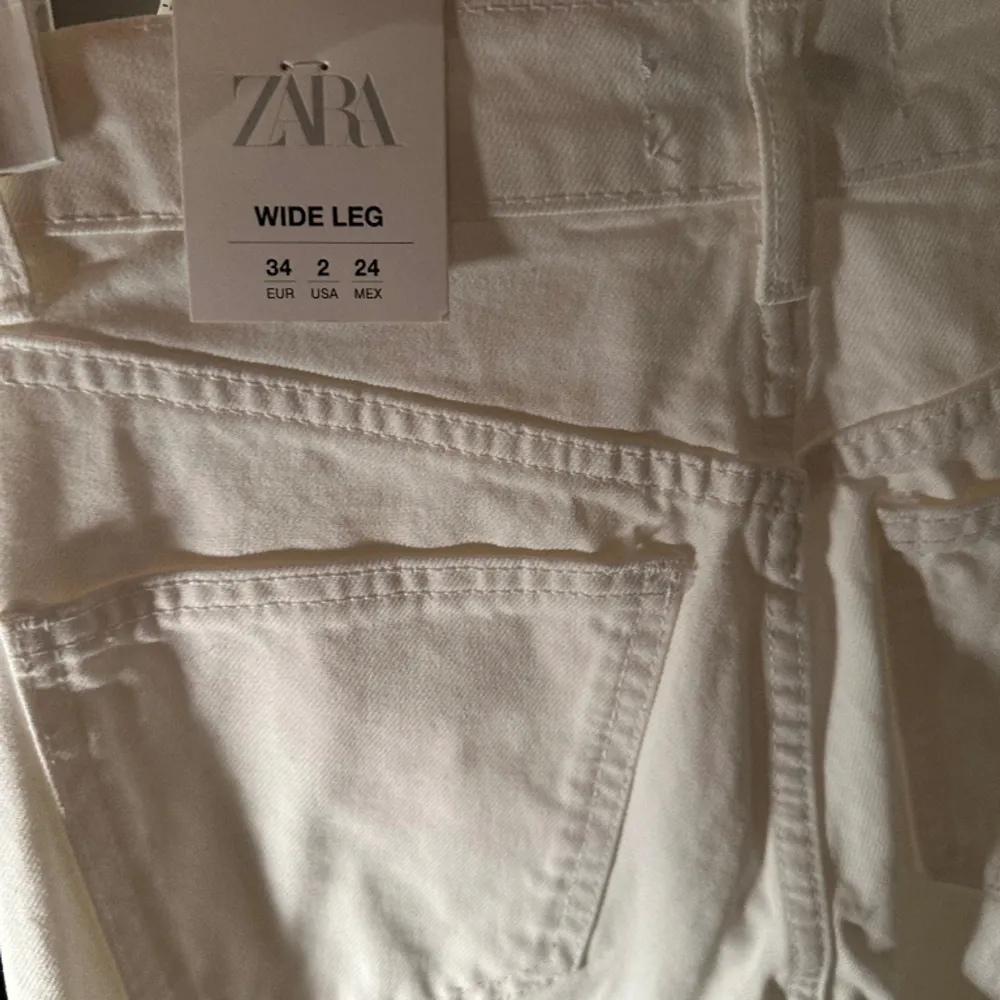 Säljer dessa vita zara jeans då jag har ett par extra som är helt oanvända med prislappen kvar 🤌🏼🧚🏼. Jeans & Byxor.