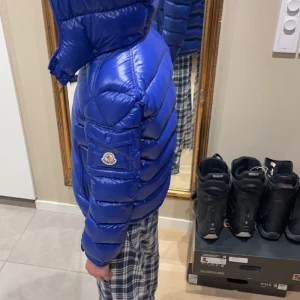 Moncler maya jacka - Säljer en helt oanvänt moncler maya jacka i storlek 12A, har allt kvitto påse osv skriv om ni har några frågar 