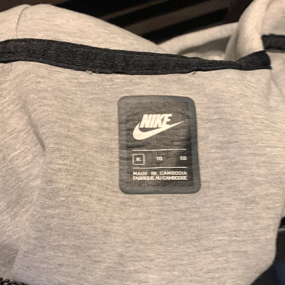 Jag säljer min Nike tech fleece eftersom att jag har tröttnat på Nike tech och vill gå vidare, frågor är till för att fråga!. Hoodies.