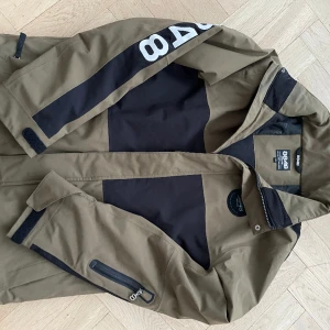 8848  - Sportig juniorskidjacka. Yttermaterialet är högfunktionell durAtec® Extreme som är vind- och vattentätt och bra andasfunktion. Alla sömmar är tejpade. Bra skidjacka. Ord.pris 1499kr  Säljes för: 400kr