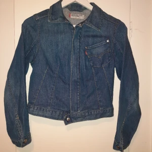 Levi's Jeansjacka - Snygg figursydd Levi's jeansjacka. Fint skick, knappt använd.