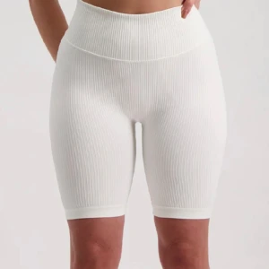 Aimn shorts  - Säljer ett par helt nya shorts i vit färg från Aimn. Dem är ursnygga och oanvända. Nypris 400kr säljer för 200kr+ frakt. Storlek M 