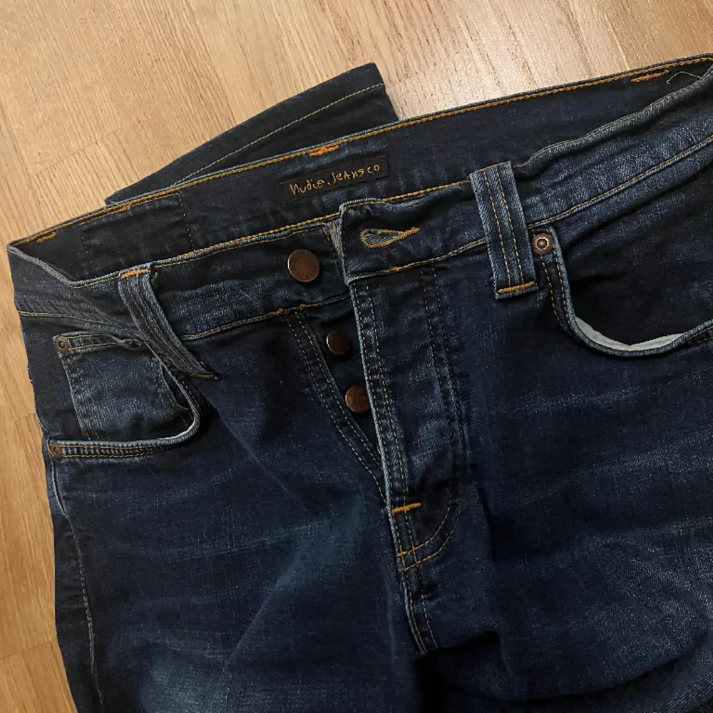 Säljer nu dessa skit snygga Jeans från Nudie. De är i mörkblå  färg som är perfekt inför vintern. Nypris: 1600, mitt pris 300kr🤩tveka inte på att fråga!. Jeans & Byxor.
