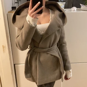 Kappa med luva - Fortfarande i nyskick, köpte den i oktober och har använt den kanske 7 gånger men sen köpte jag en annan då jag insåg att denna jacka inte var min färg.  Varm, lång och har en luva.