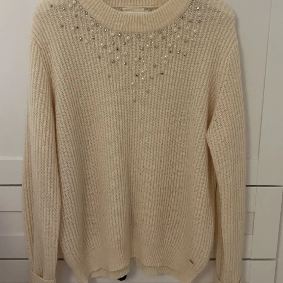 Stickad tröja med detaljer 