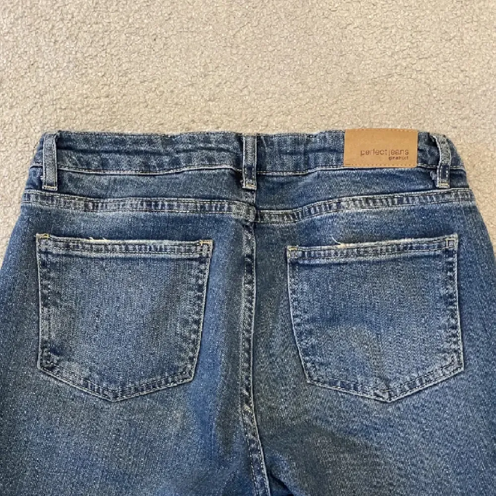 Säljer dessa super fina jeans från Gina. Low waist bootcut.  De är i nyskick och använda fåtal gånger. Skicka privat om ni har fler frågor🙌🏻💞. Jeans & Byxor.