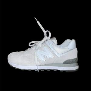 New balance sneakers i modellen vit/beiga ”574”. Storlek 40. Använda fåtal gånger och köpta för 1300.  Skriv vid eventuella frågor eller fler bilder❤️