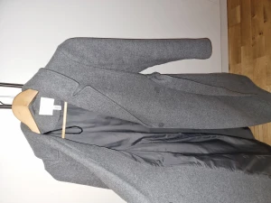 Grå kappa  - Är helt oanvänd och är ganska tjock passar bra till vintern.