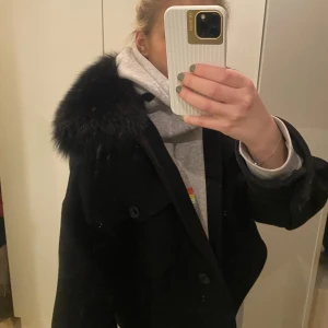 Meotine Jacka - Säljer min svarta meotine jacka då jag inte använder den längre. Den är i nyskick då jag har använt den cirka 5 gånger! Nypris 3000 kr 