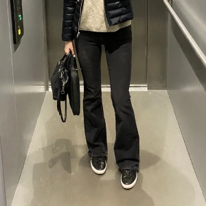 Mörkgråa Zara jeans - Slutsålda mörkgråaa midwaist flare jeans från Zara. Använda max 3 gånger. Nypris 379 kr