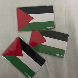 Hej!  Jag säljer kylskåpsmagneter med Palestinas flagga på, har nämligen några över och tänker att de kan nå ut till någon som också vill ha! 