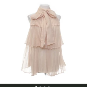 Fest volang topp  - Säljer denna underbara topp då den var lite stor på mig, jag har enbart testa den❤️ Nypris: 370 kr 