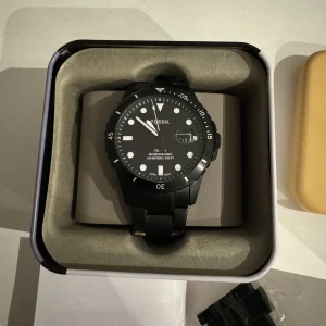 Fossil klocka - Klockan är oanvänd men har vart i ägo ett tag! Modellen produceras inte längre: FB-01. Köptes för 1700 mitt pris 500kr priset kan diskuteras 🙌ask och extra delar medföljer