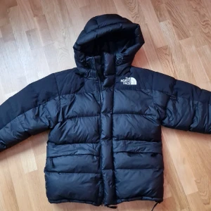 North Face Himalayan Down Parka S/M - En i princip helt ny North Face jacka, väldigt varm och skön. Knappt använd, kvitto finns, köpt för ett år sen för 4300.   Stor i passformen så den är som S/M, som sagt utmärkt skick, alla dragkedjor och dragskor funkar perfekt. Röker ej, så luktar gott!