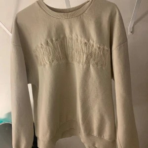 Sweatshirt  - Säljer då den inte kommer till användning. Vid frågor kontakta mig❤️