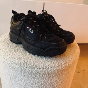 Fila sneakers  - Säljer mina snygga fila skor då de kommer till användning alldeles för lite! Använda max 7 ggr. 