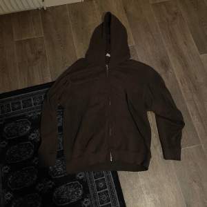 Brun oversize zip hoodie från weekday grym hoodie använder inte längre bara/ storlek S men är oversize