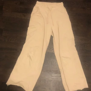 Beige Mjukisbyxor  - Breda och bekväma, dem är ”klippta” på botten