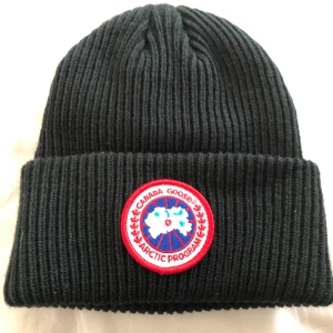 Canada goose mössa  - Köpt från officiella canada Goose hemsidan. Har så klart kvitto och. Original förpackning. Inga returer baserat på hur den passar eller äkthets funderingar då jag har kvitto 