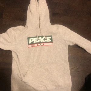 Mjuk hoodie - Grå mjuk hoodie lite smutsiga ärmar