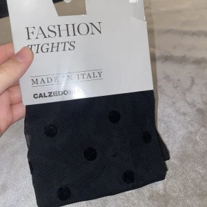 Tights -  Ett par oanvända prickiga svarta tights från calzedonia. De är väldigt strechigt. Nypris:169kr Pris kan diskuteras. Skriv privat för mer bilder och info.