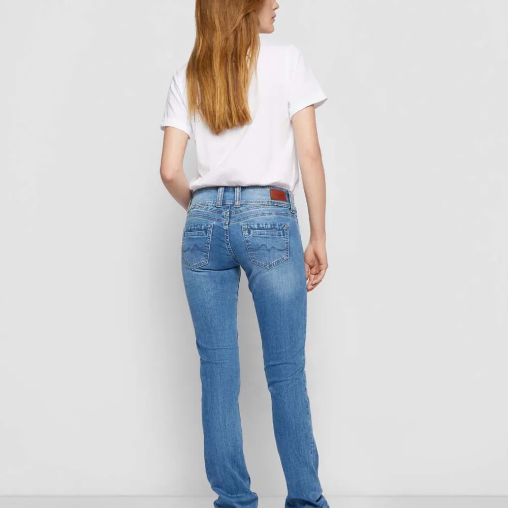 SÄLJER ÅT MIN KOMPIS ❣️Intressekoll på dessa skitsnygga jeans från pepe jeans! Köptes för 899, skriv gärna prisförslag! 💗💗. Jeans & Byxor.