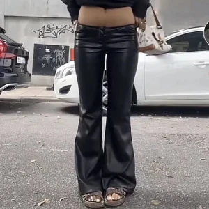 Läderbyxor  - säljer mina bootcut läderbyxor som är köpta här på Plick men satt inte som jag önskade. Lägg gärna prisförslag! 