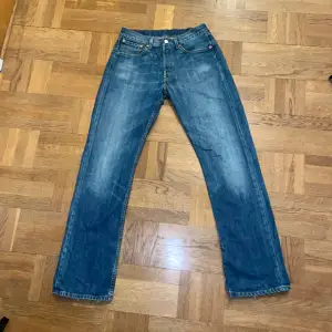 Väldigt snygga blåa Levi’s 501 jeans i bra skick! Lite slitna nedtill vid anklarna vilket är en snygg detalj! Hör av dig vid eventuella funderingar eller frågor! 🙌