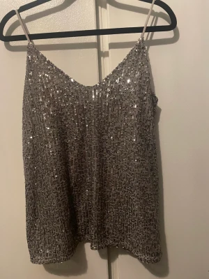 Glitter linne - Ett glitter linne från New Yorker, jag köpte den till ny år men hittade en annan, bara använd en gång, dubbel matrial, köpte den för 100 säljer för 100+frakt💗