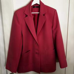 Rosa blazer från Ginatricot i strl 36, skulle säga att den är lite oversized i passform! Färgen ser ni bäst på andra bilden, kan skicka fler vid intresse:) Använd fåtal gånger! Nypris:799