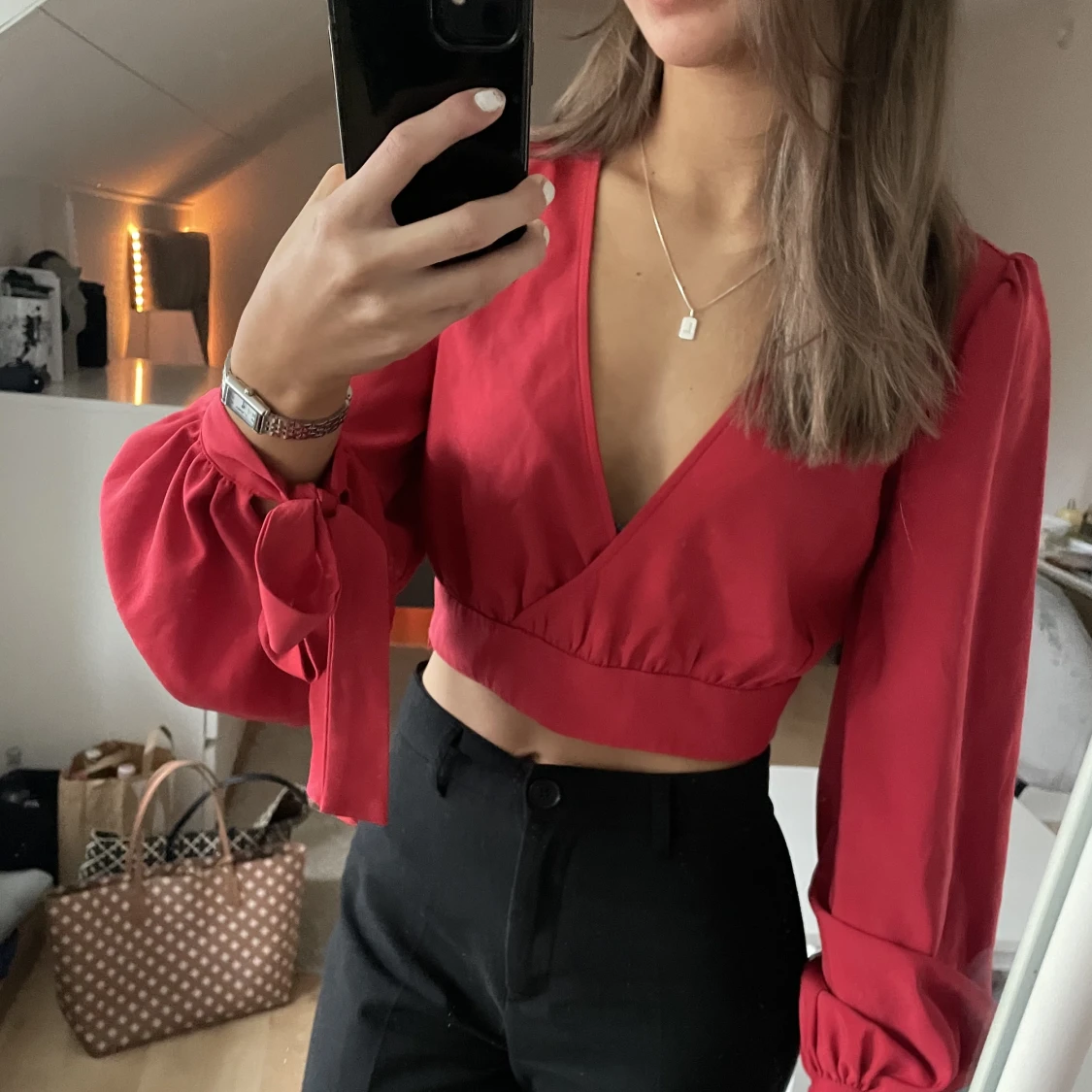 Blus med rosetter