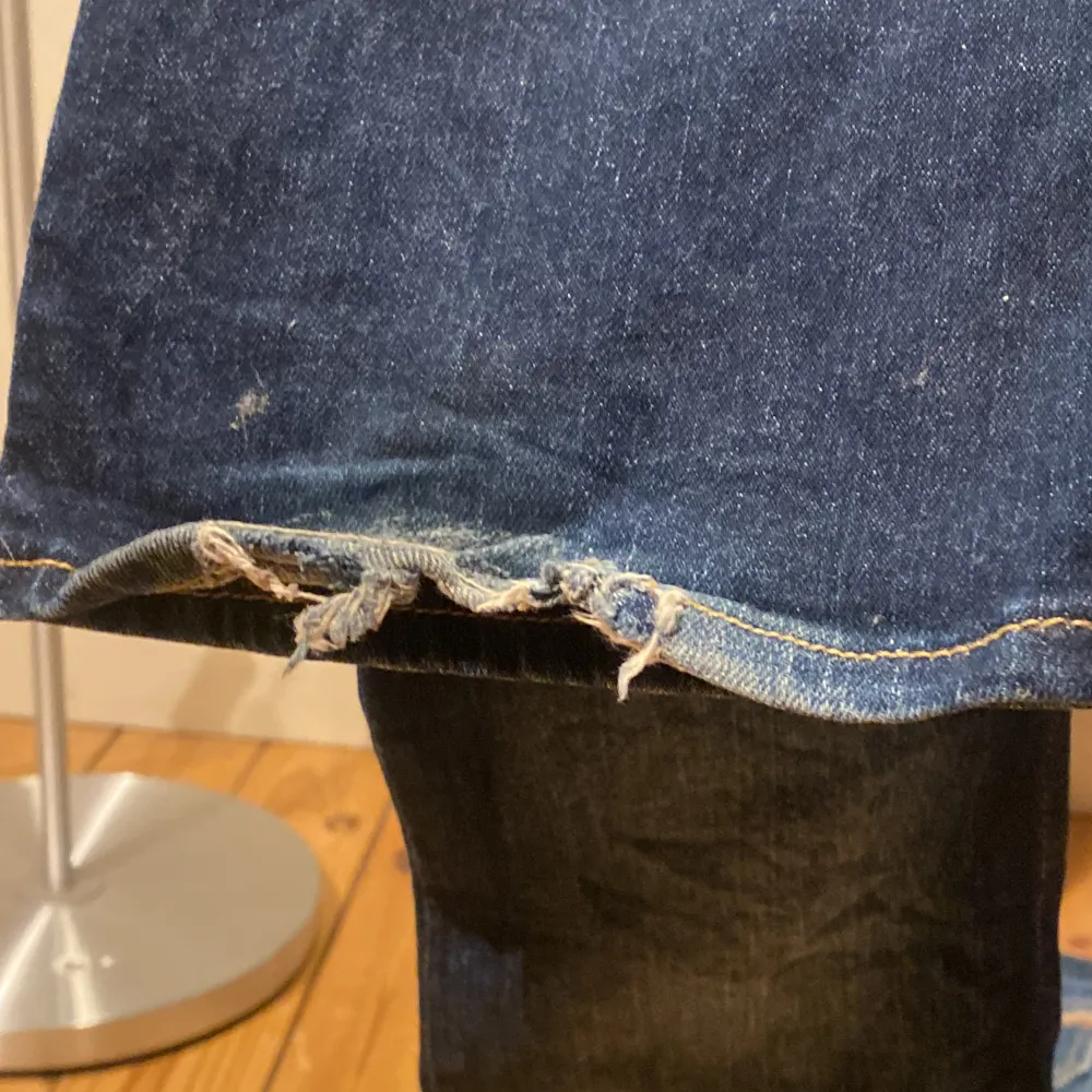 Mörk blå bootcut jeans från hollister med lite slitage längst ner annars bra skick❤️Köpta här på plick!. Jeans & Byxor.