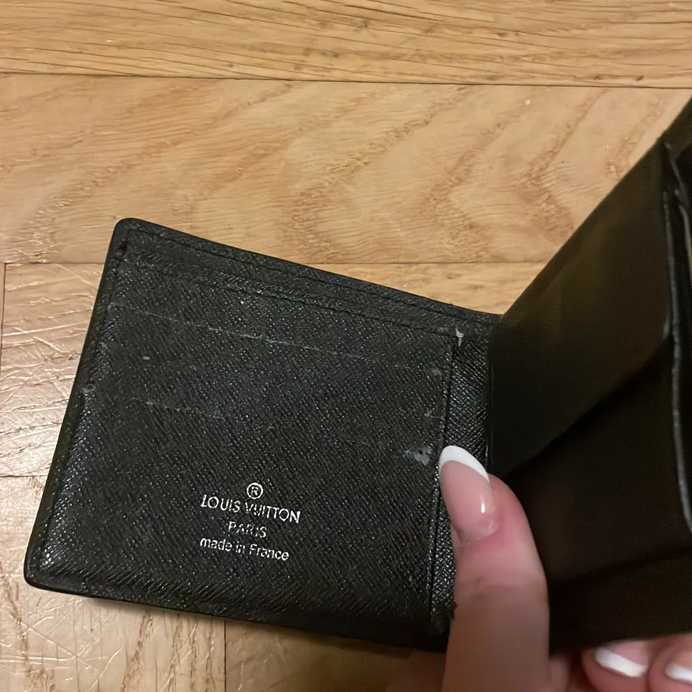 Louis Vuitton plånbok. Sliten på några ställen men inga hål eller liknande. Går utmärkt att använda.. Accessoarer.