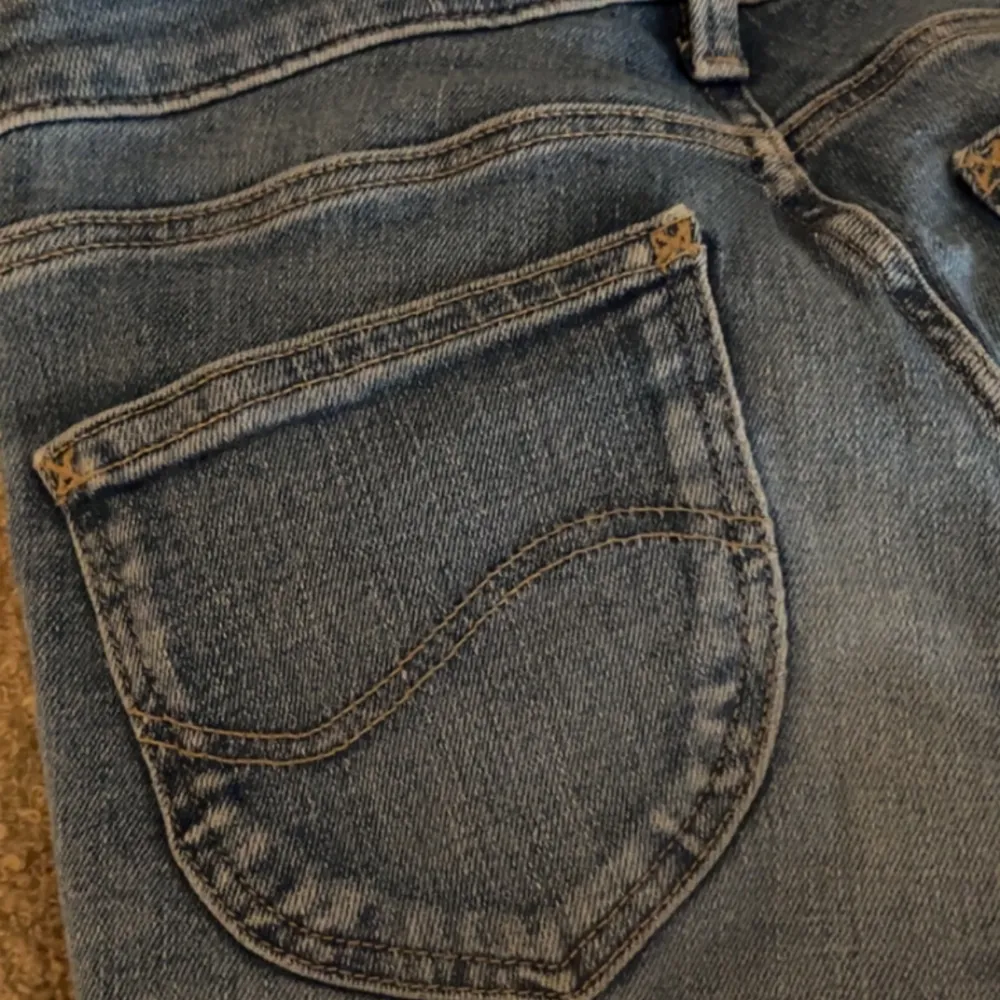  Skit snygga jeans ifrån lee. Dom är både bootcut och lådmidjade köpta från zalando för ca:1000kr och säljer för 350kr då dom är lite slitna längst ner, annars är dom i bra skick😍 Säljer då dom tyvärr har blivit för små. Fråga gärna om du har frågor💕. Jeans & Byxor.
