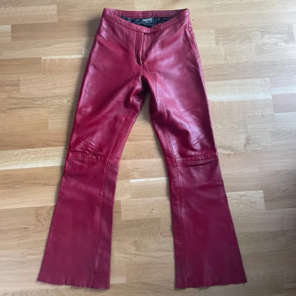 Jätte snygga lågmidjade röda/mörkröda skinnbyxor! Bootcut💕. Jeans & Byxor.