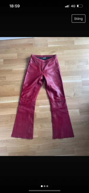 Röda skinnbyxor bootcut  - Jätte snygga lågmidjade röda/mörkröda skinnbyxor! Bootcut💕