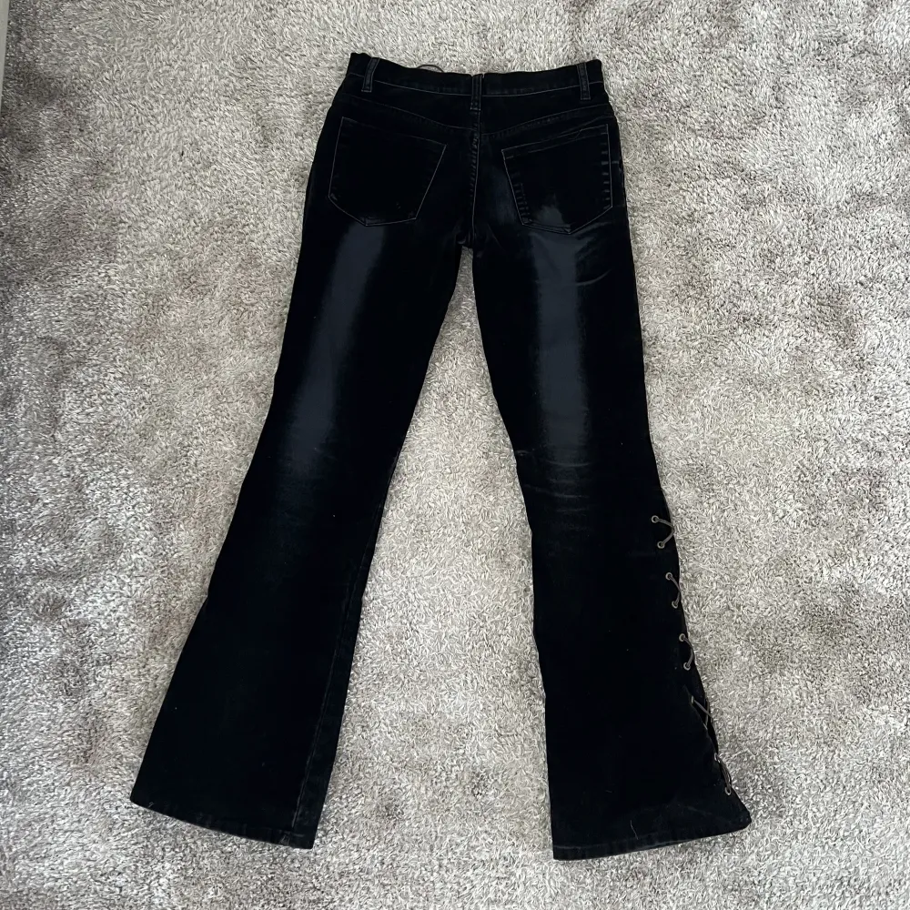 Säljer mina så himla coola jeans😍😍 Så sjukt unika och perfekta till allt❣️Midjemåttet är 66 cm och innerbenslängden 78cm🥰. Jeans & Byxor.