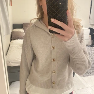 Stickad hoodie - Stickad ljusgrå hoodie i superfint skick, vet tyvärr inte märket på den eftersom det inte finns några lappar på den, skulle säga att den är i strl S