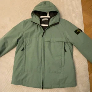 Stone Island Jacka - Säljer denna sprillans nya Stone Island jackan som är köpt för 6999kr. Den är L men passar även M. Skicket är 9,5/10 och det finns självklart ett kvitto på den. Säljes för 3500kr men priset kan diskuteras vid intresse. Skriv privat för fler bilder💗